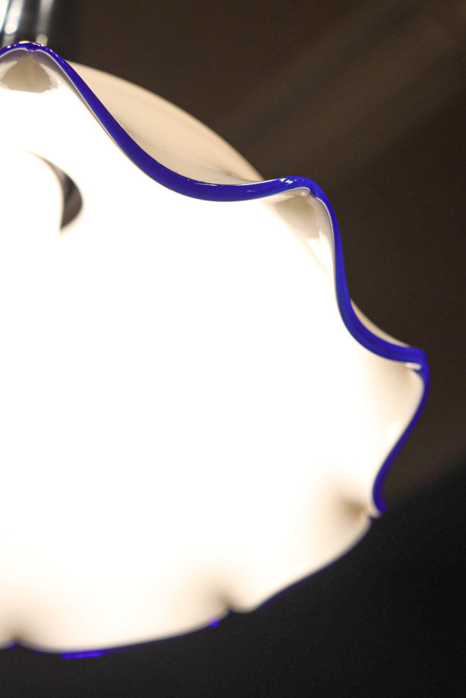 ブルーの縁取りをしたフリルが可愛い深型の電笠　D8443