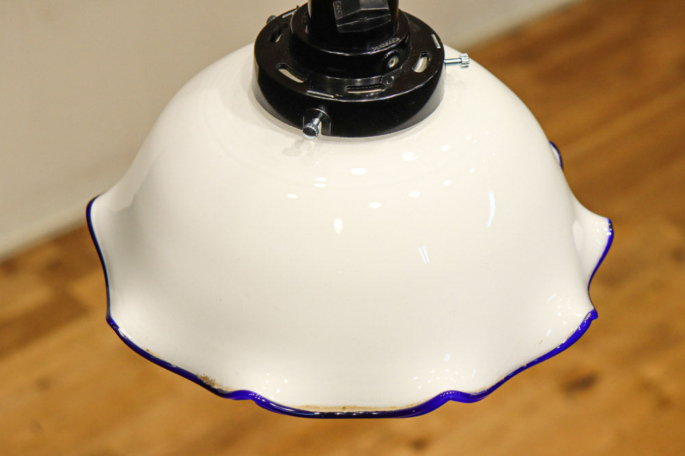 ブルーの縁取りをしたフリルが可愛い深型の電笠　D8443