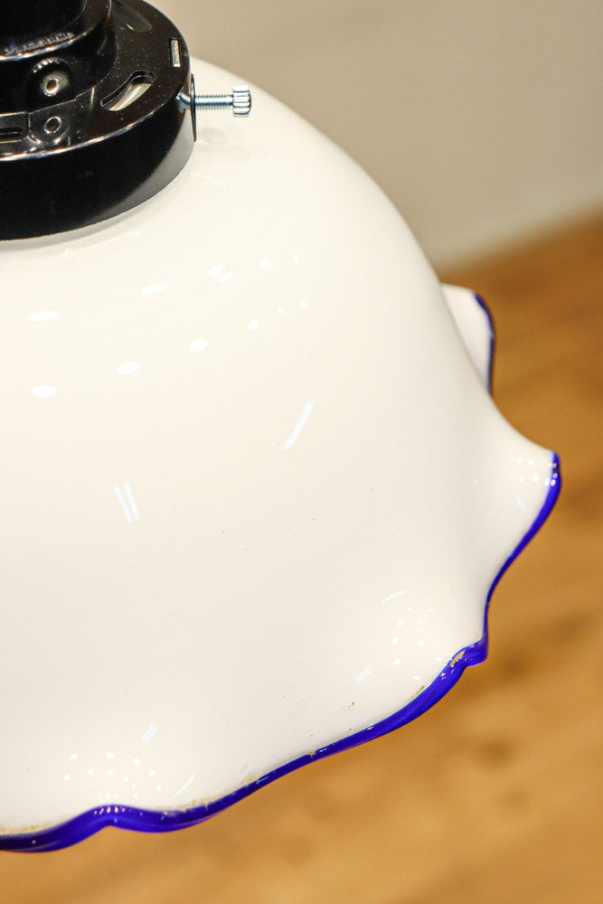 ブルーの縁取りをしたフリルが可愛い深型の電笠　D8443