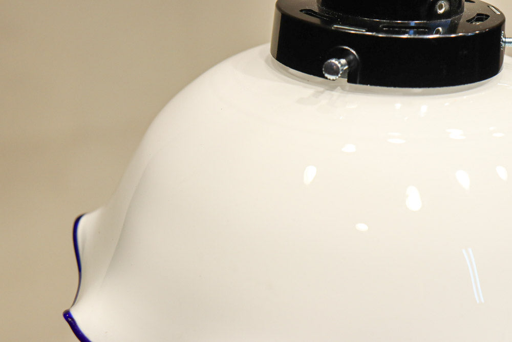 ブルーの縁取りをしたフリルが可愛い深型の電笠　D8443