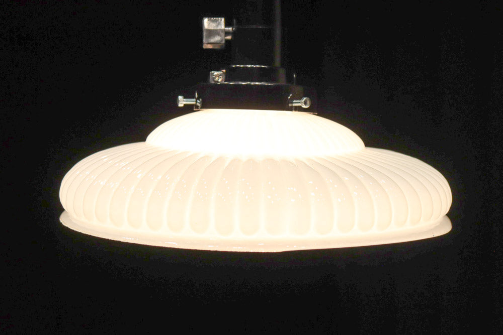 和の趣きあるプレスガラス電笠　DC8447