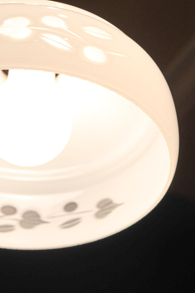 可愛らしい葉柄の透かし模様で風情ある電笠　DC8448