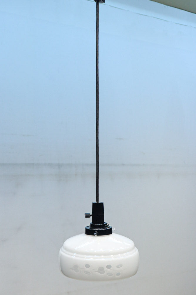 可愛らしい葉柄の透かし模様で風情ある電笠　DC8448