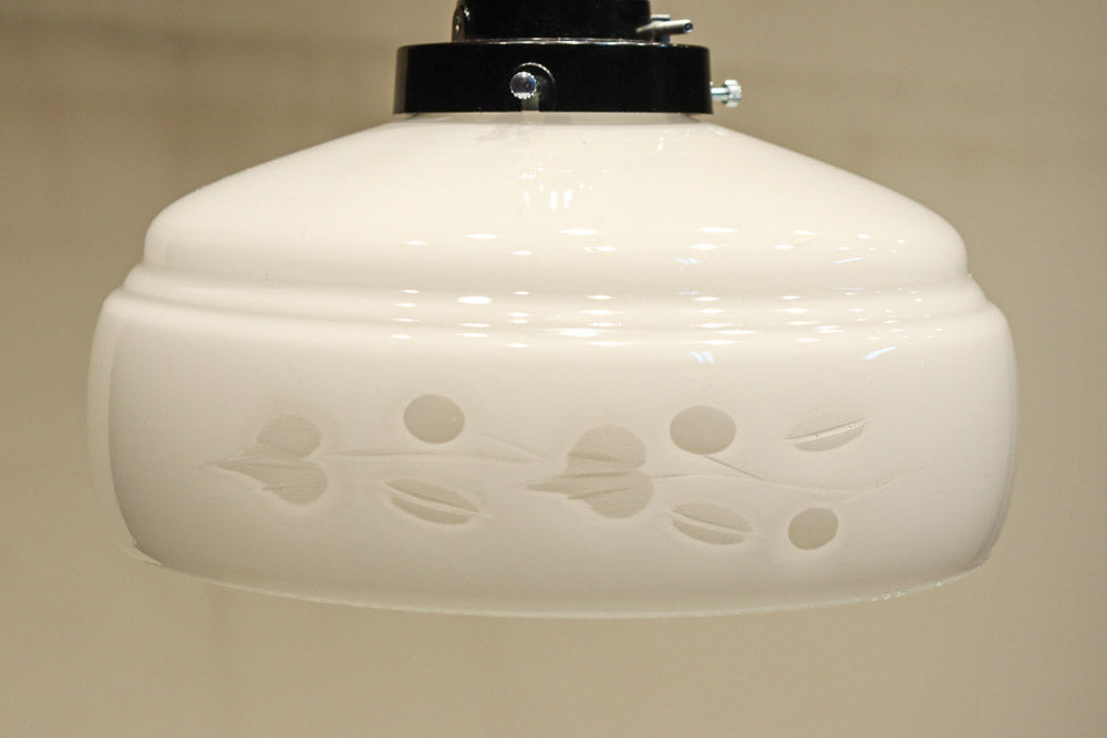 可愛らしい葉柄の透かし模様で風情ある電笠　DC8448