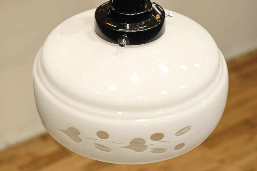 可愛らしい葉柄の透かし模様で風情ある電笠　DC8448