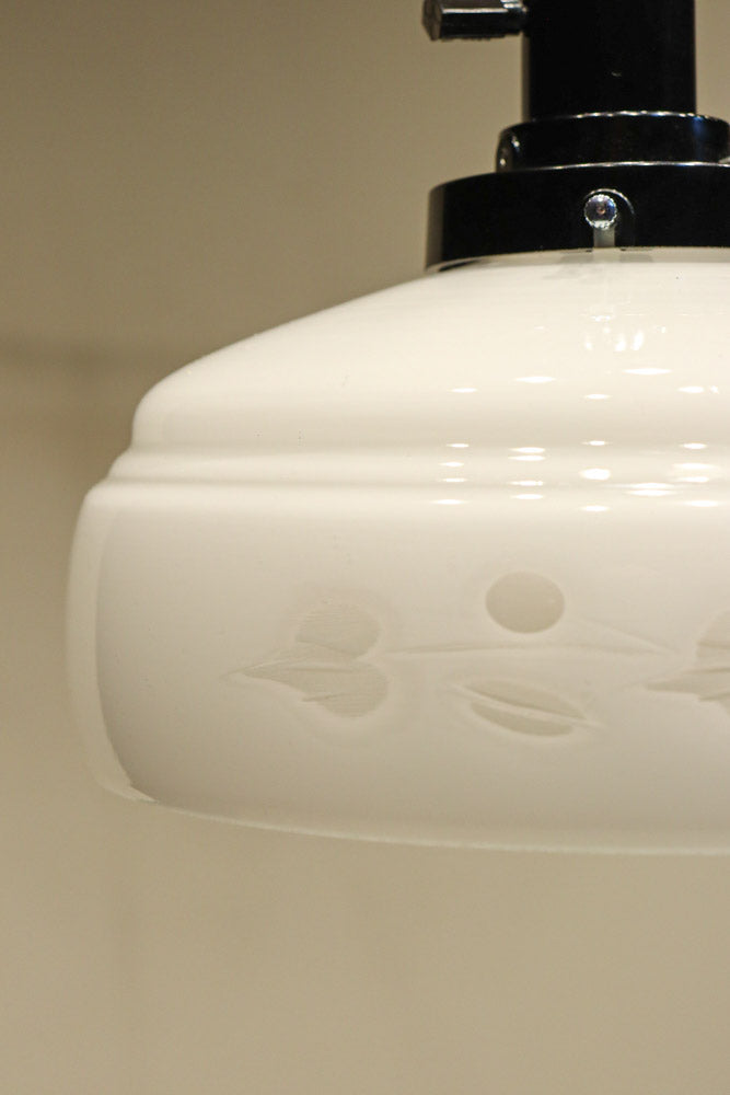 可愛らしい葉柄の透かし模様で風情ある電笠　DC8448