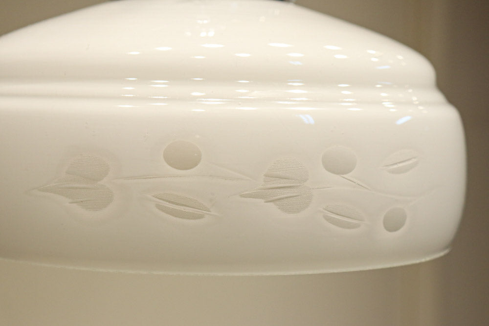 可愛らしい葉柄の透かし模様で風情ある電笠　DC8448