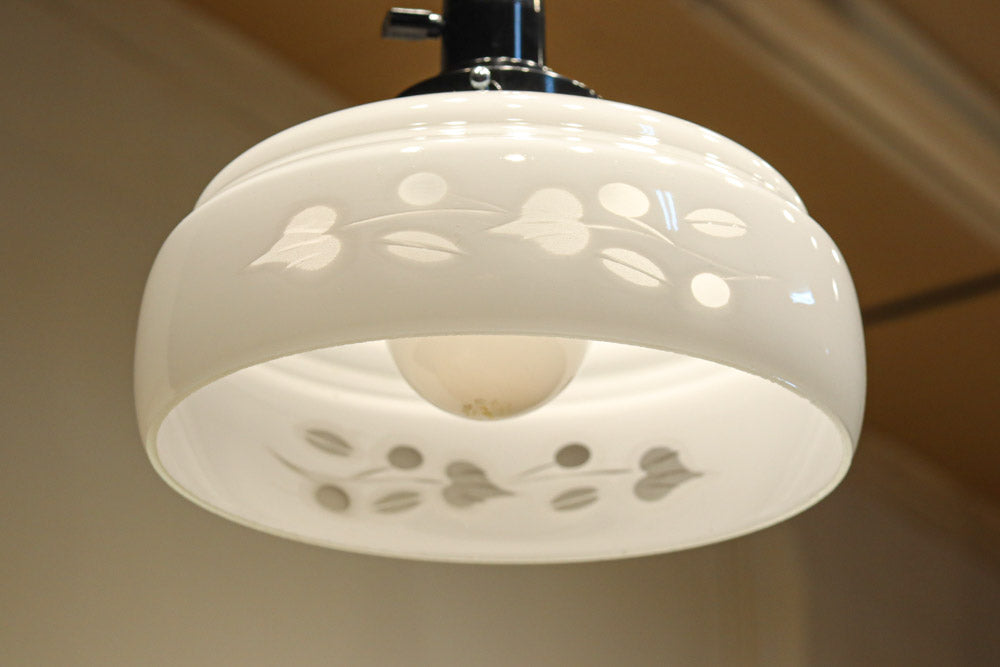 可愛らしい葉柄の透かし模様で風情ある電笠　DC8448