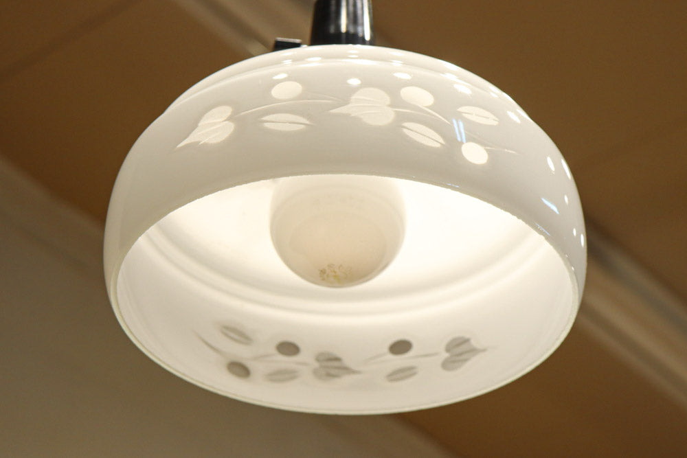 可愛らしい葉柄の透かし模様で風情ある電笠　DC8448