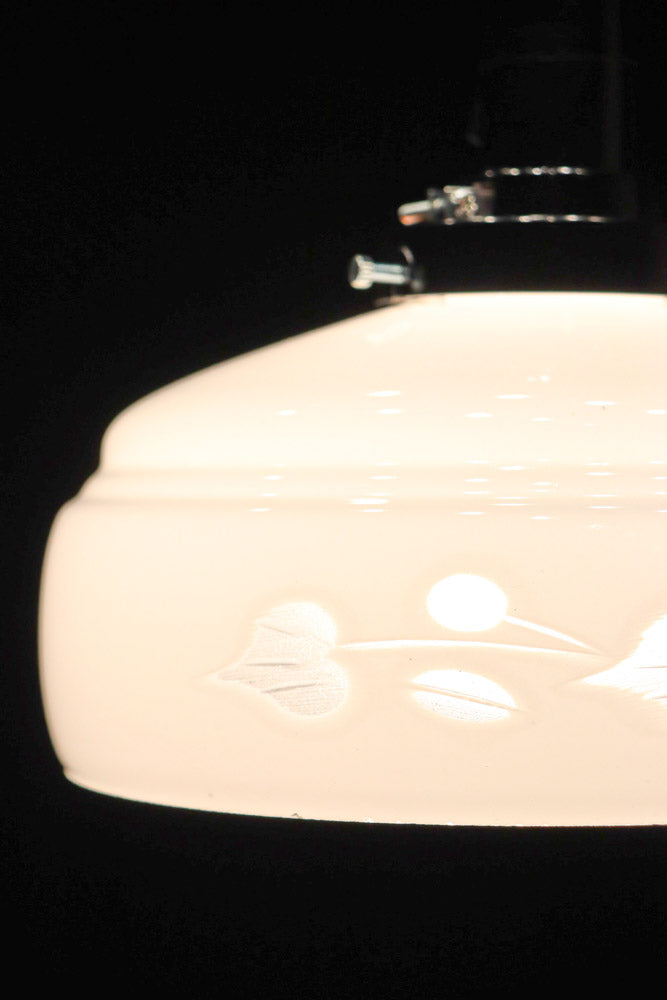 可愛らしい葉柄の透かし模様で風情ある電笠　DC8448