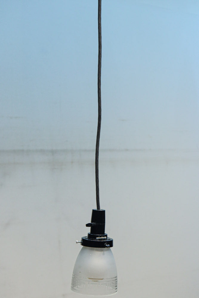 幾何学模様の透かし模様が印象的な電笠　DC8450