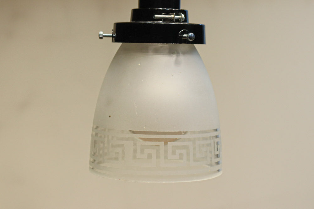 幾何学模様の透かし模様が印象的な電笠　DC8450