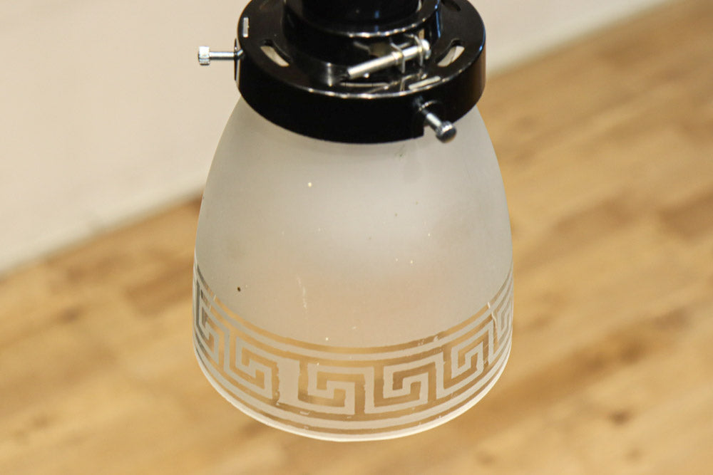 幾何学模様の透かし模様が印象的な電笠　DC8450