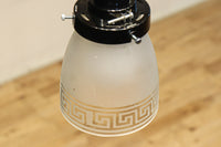 幾何学模様の透かし模様が印象的な電笠　DC8450