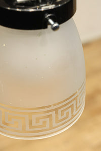 幾何学模様の透かし模様が印象的な電笠　DC8450