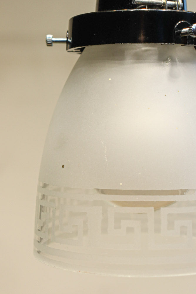 幾何学模様の透かし模様が印象的な電笠　DC8450