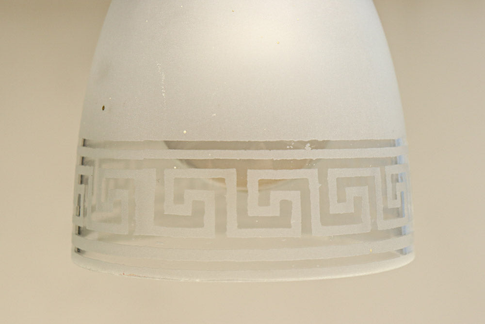 幾何学模様の透かし模様が印象的な電笠　DC8450