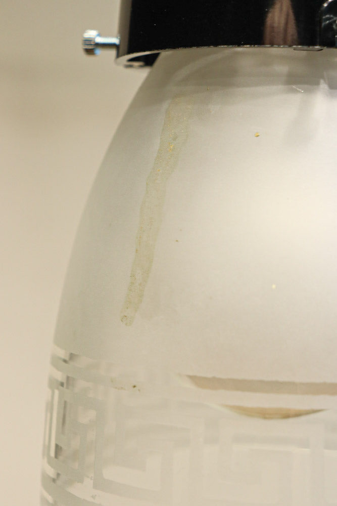 幾何学模様の透かし模様が印象的な電笠　DC8450