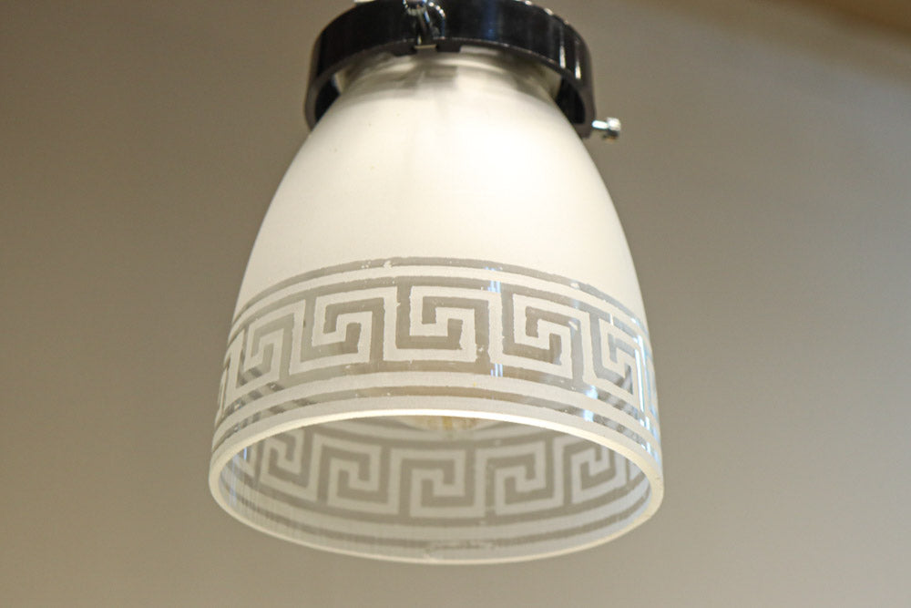 幾何学模様の透かし模様が印象的な電笠　DC8450