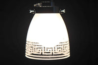 幾何学模様の透かし模様が印象的な電笠　DC8450