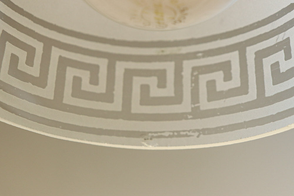 幾何学模様の透かし模様が印象的な電笠　DC8450