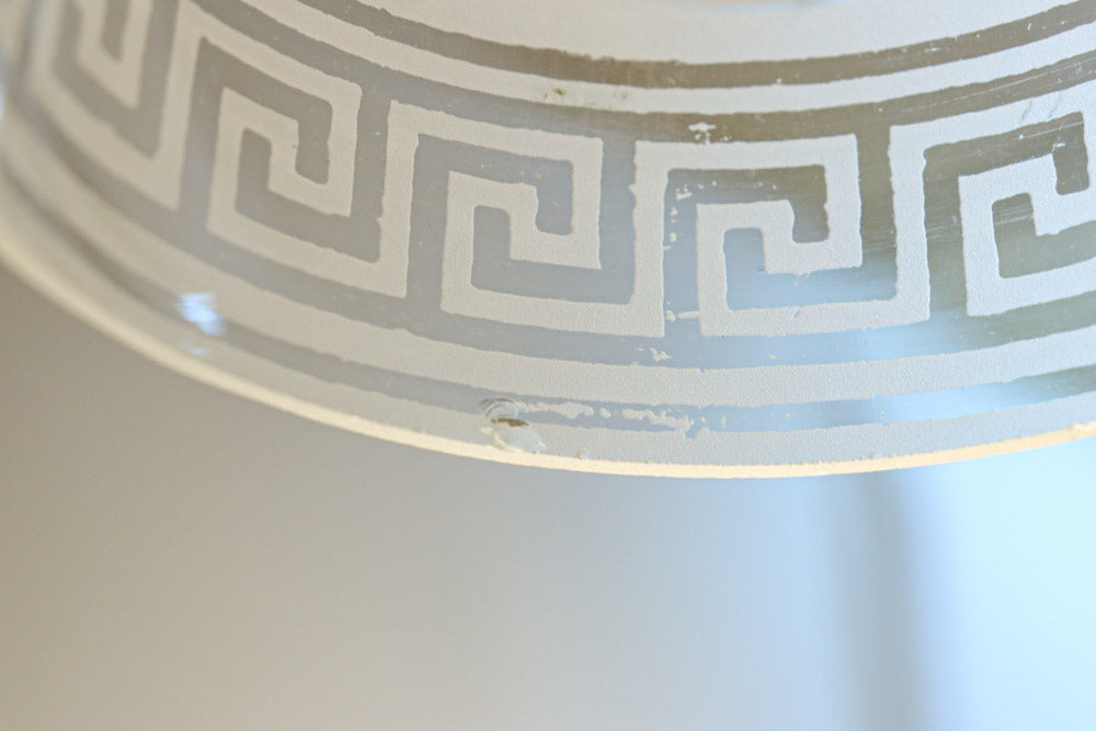 幾何学模様の透かし模様が印象的な電笠　DC8450