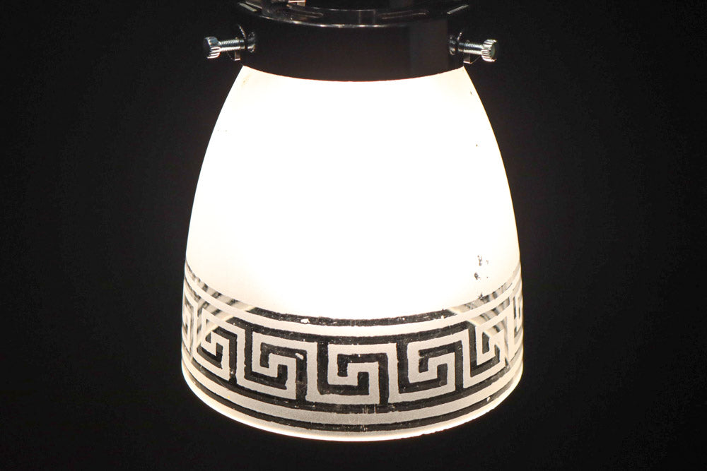 幾何学模様の透かし模様が印象的な電笠　DC8450