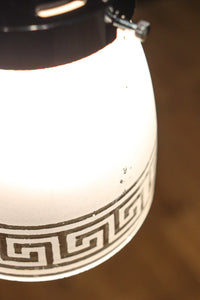 幾何学模様の透かし模様が印象的な電笠　DC8450