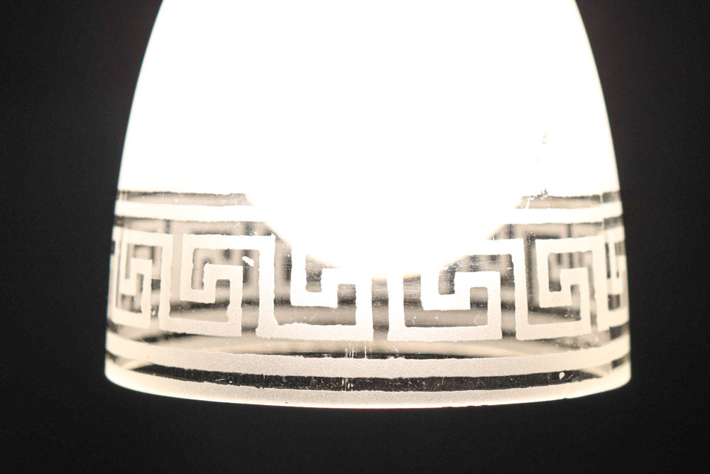 幾何学模様の透かし模様が印象的な電笠　DC8450