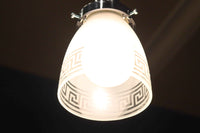 幾何学模様の透かし模様が印象的な電笠　DC8450