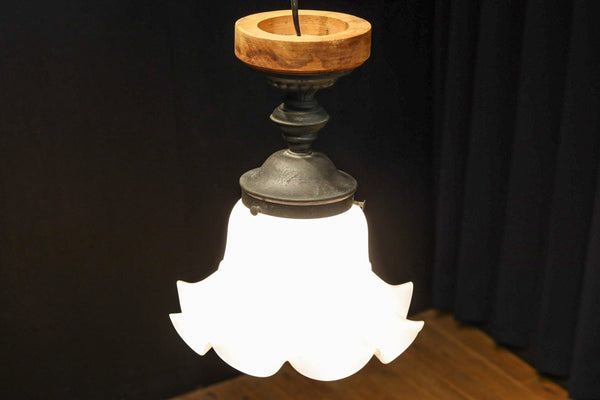 縁周りのフリルが可愛らしい天井直付け灯　DC8452