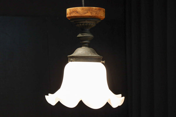 縁周りのフリルが可愛らしい天井直付け灯　DC8452