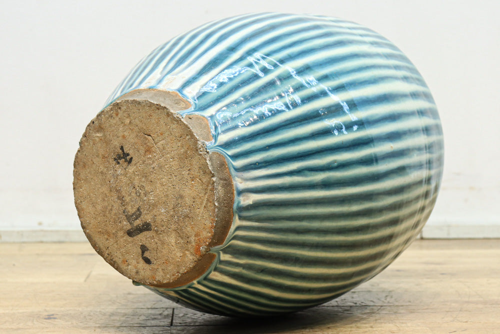 特徴的な縦縞模様が見栄えの良い信楽焼の壺 DC8457 – 古福庵