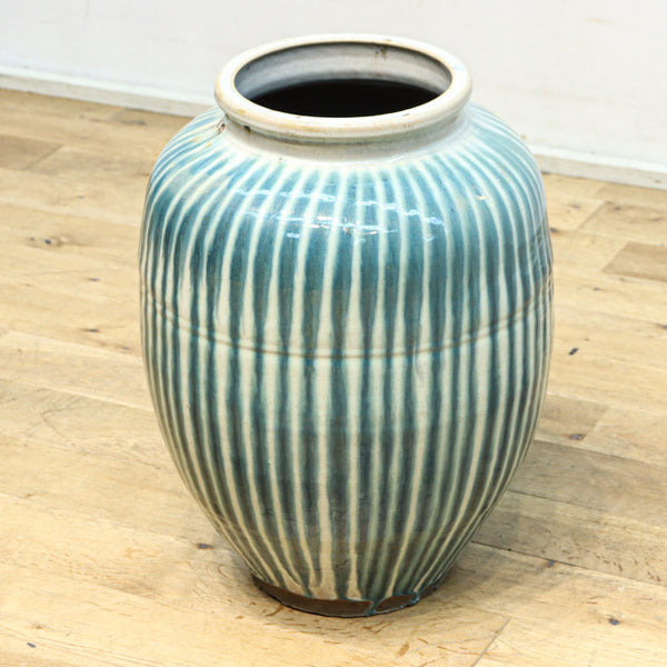 特徴的な縦縞模様が見栄えの良い信楽焼の壺 DC8457 – 古福庵
