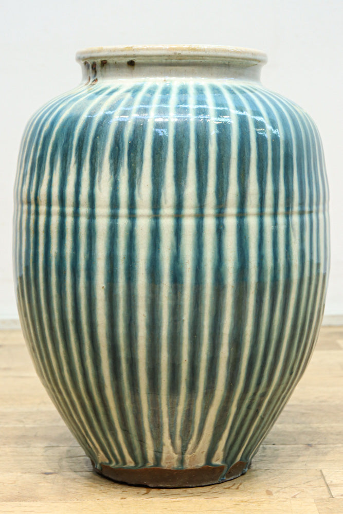 特徴的な縦縞模様が見栄えの良い信楽焼の壺 DC8457 – 古福庵