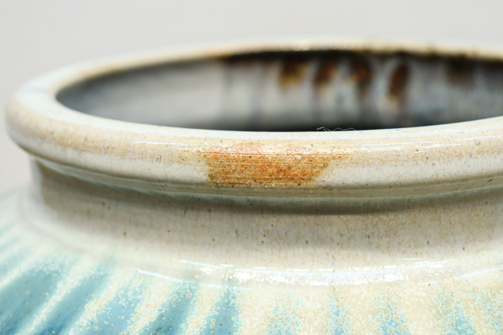 特徴的な縦縞模様が見栄えの良い信楽焼の壺 DC8457 – 古福庵