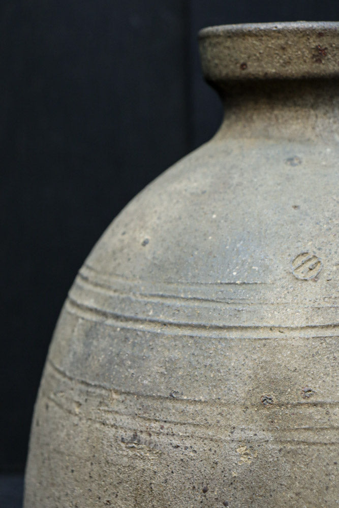 時代を重ねた自然の趣きある壺　DC8458