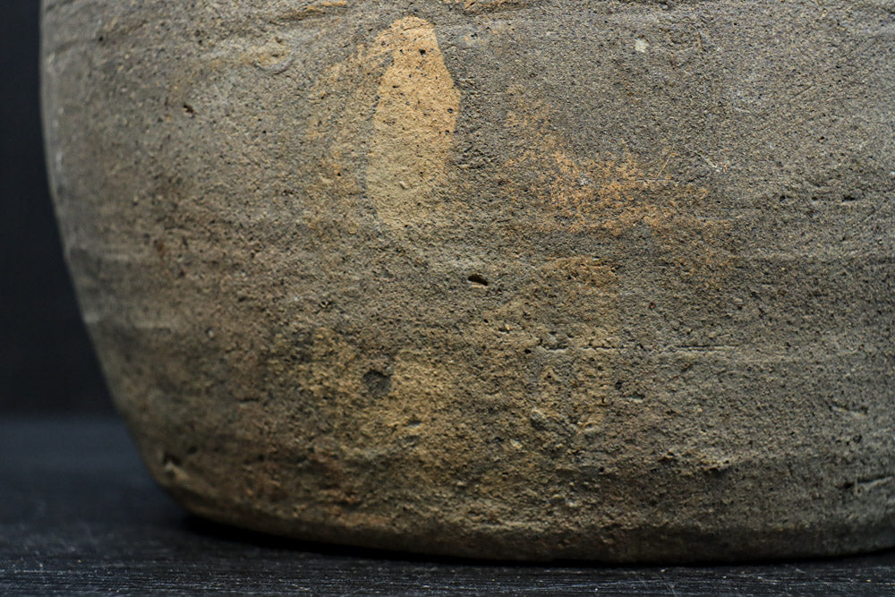 時代を重ねた自然の趣きある壺　DC8458