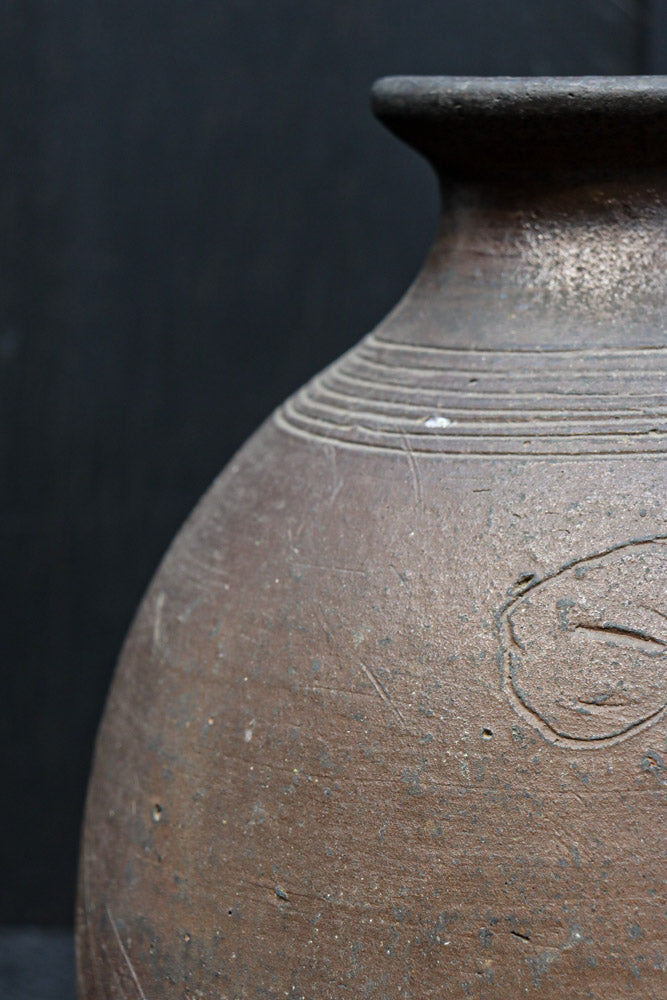朴訥な風合いが味わいある壺　DC8459
