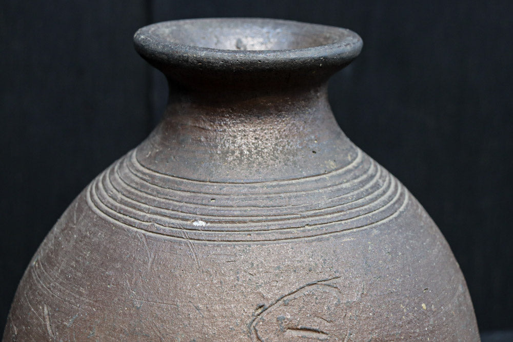 朴訥な風合いが味わいある壺　DC8459