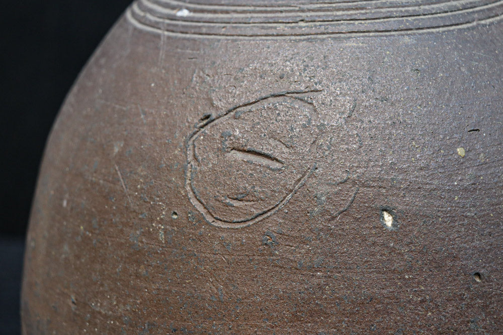 朴訥な風合いが味わいある壺　DC8459