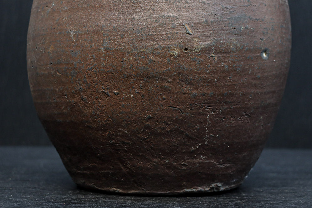 朴訥な風合いが味わいある壺　DC8459