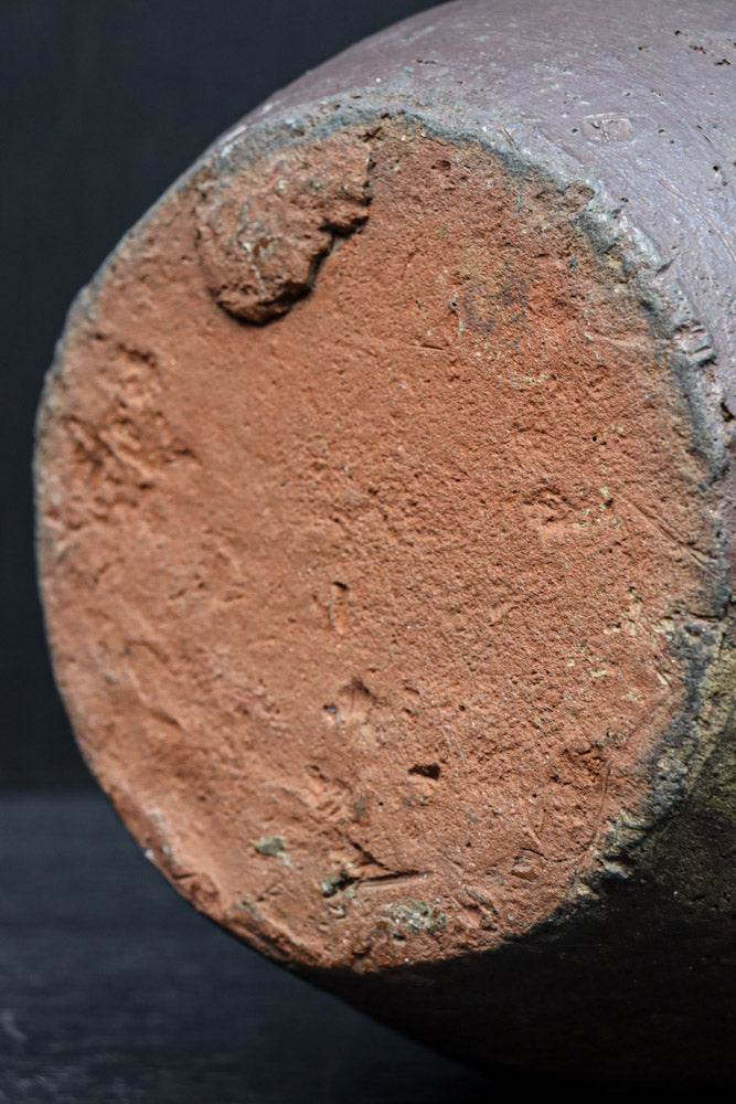 朴訥な風合いが味わいある壺　DC8459