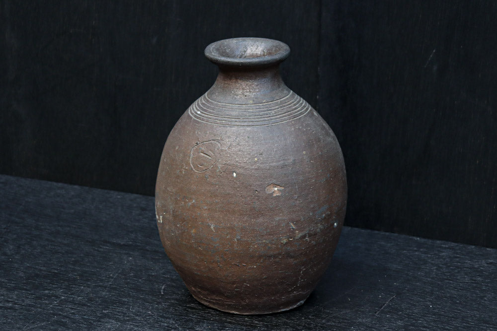 朴訥な風合いが味わいある壺　DC8459