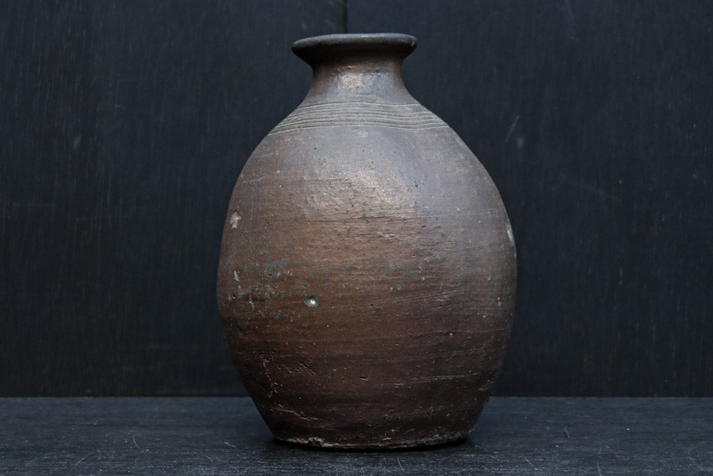 朴訥な風合いが味わいある壺　DC8459