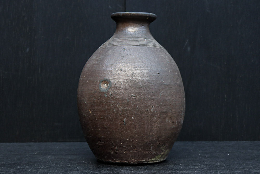 朴訥な風合いが味わいある壺　DC8459