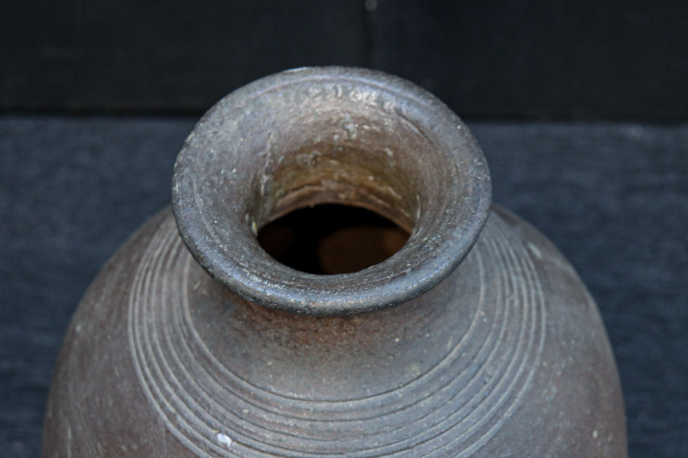 朴訥な風合いが味わいある壺　DC8459