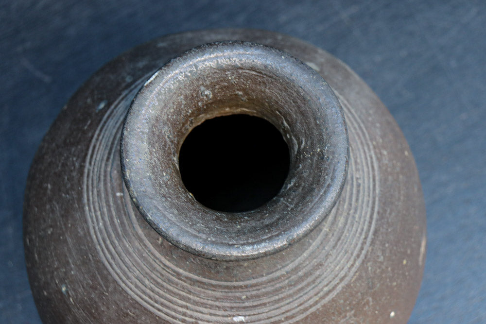 朴訥な風合いが味わいある壺　DC8459