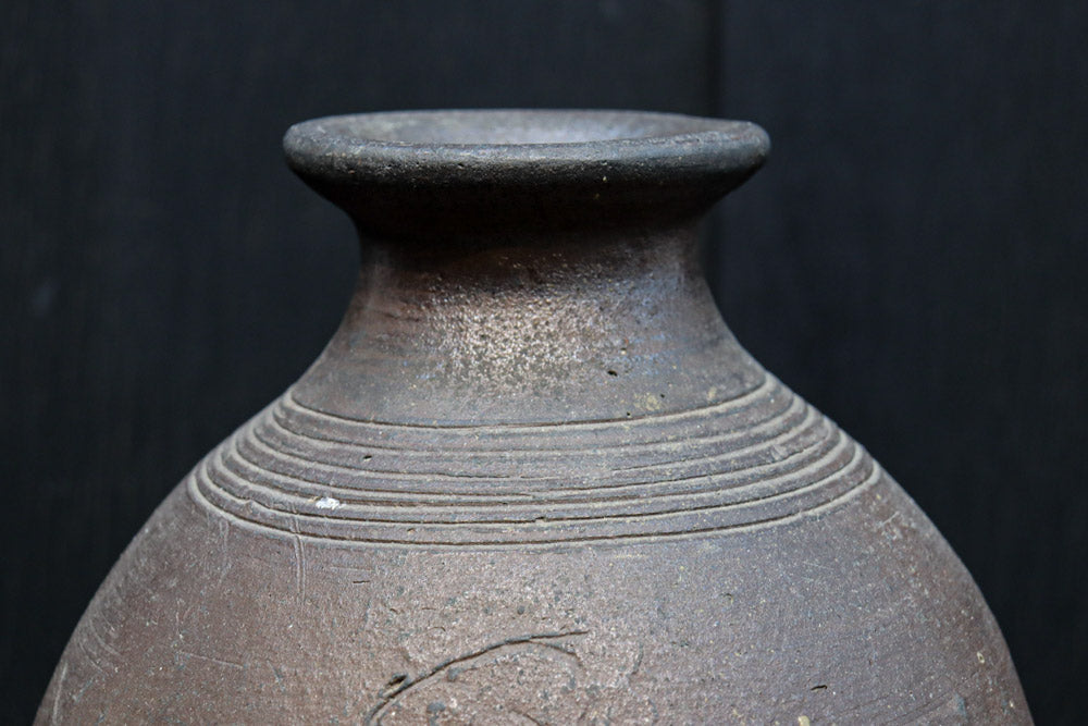 朴訥な風合いが味わいある壺　DC8459
