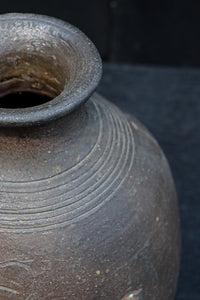 朴訥な風合いが味わいある壺　DC8459
